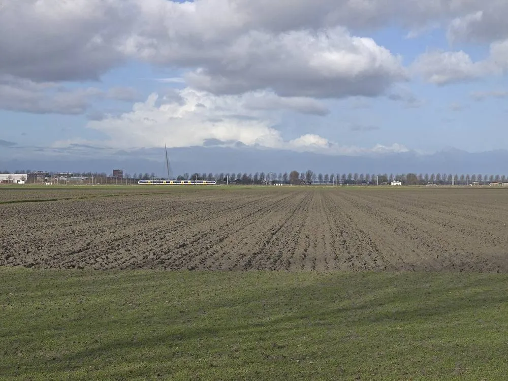 Nieuw-Vennep: Nieuw Vennep view from Rijnlanderweg towards the railway 4